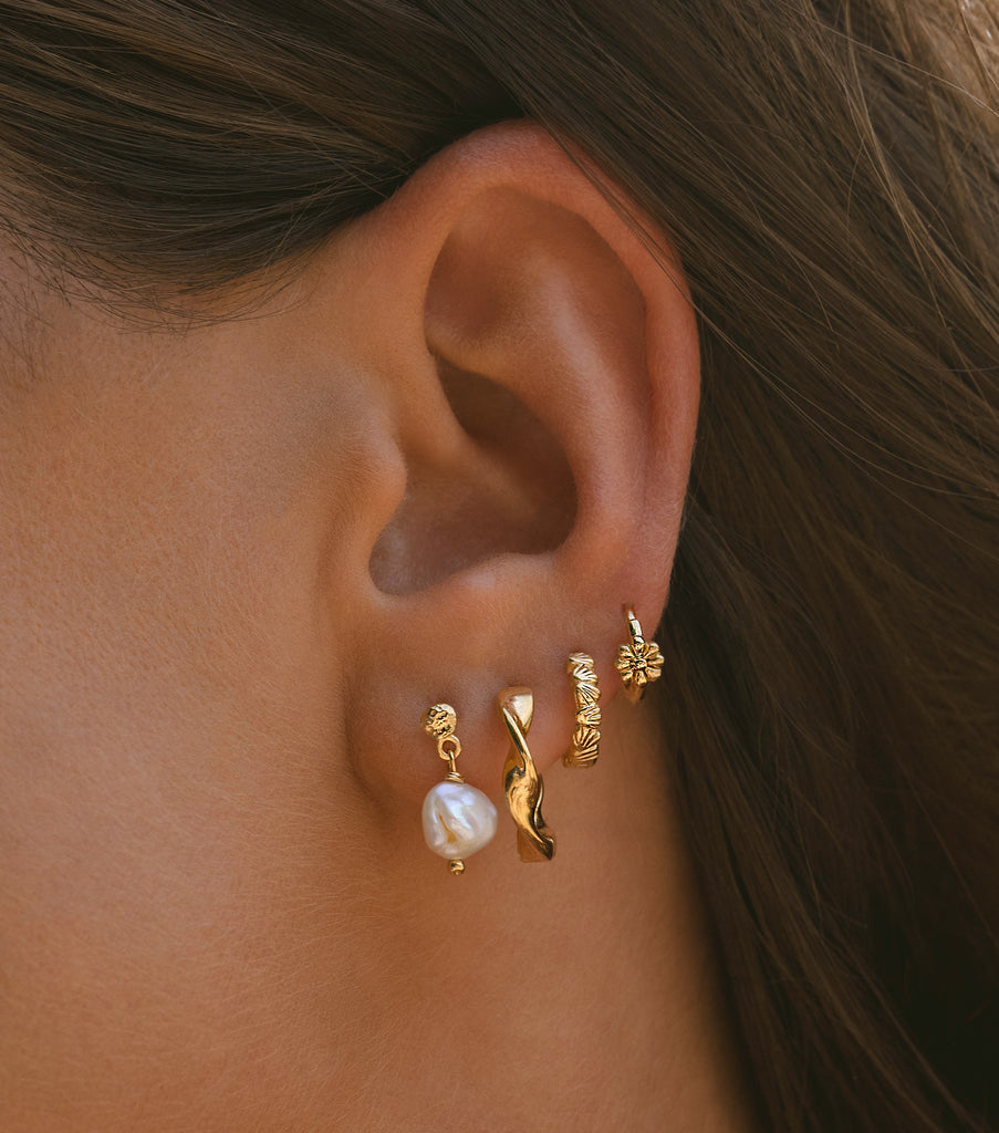 Earrings - tiny flower click